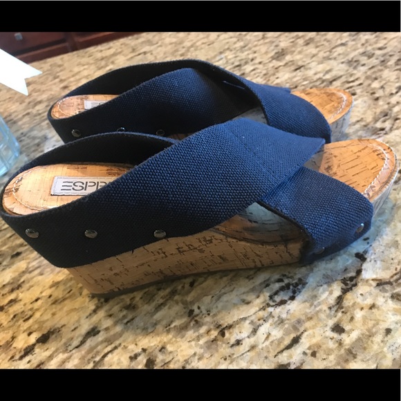Wedges • size 8.5 - Picture 1 of 4